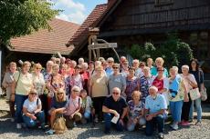 Powiększ zdjęcie: Seniorzy z Klubu Przystań na wycieczce w Chlebowej Chacie