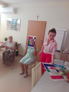 Powiększ zdjęcie: Seniorzy z Klubu Senior Plus z ulicy Jesionowej podczas zajęć ze stylistką dobierają kolorystykę do typu urody