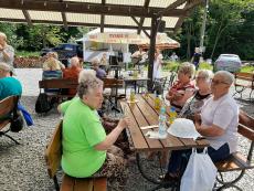 Powiększ zdjęcie: Seniorzy z Klubu Senior+ przy ul. Jesionowej 13 na spotkaniu plenerowym w Wapienicy
