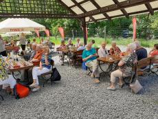 Powiększ zdjęcie: Seniorzy z Klubu Senior+  przy ul. Jesionowej 13 na spotkaniu plenerowym