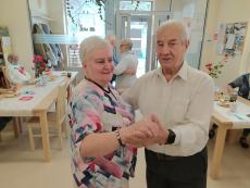 Powiększ zdjęcie: Seniorzy z Klubu Senior+ przy ul. Jesionowej tańczą podczas zabawy z okazji Dnia Seniora