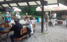 Powiększ zdjęcie: Seniorzy z Klubu Senior+  przy ul. Jutrzenki 20 na spotkaniu plenerowym