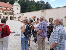 Powiększ zdjęcie: Seniorzy z Klubu Senior+ ul. Jesionowa przy Zamku w Suchej Beskidzkiej