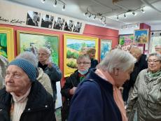 Powiększ zdjęcie: Seniorzy z Klubu Senior+ ul. Jesionowa w Rudzicy zwiedzają autorską galerię Floriana Kohuta „Pod Strachem Polnym”