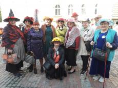 Powiększ zdjęcie: Seniorzy z Klubu Senior+ z ulicy Jesionowej 13 podczas Parady Kapeluszy.