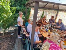 Powiększ zdjęcie: Seniorzy z Klubu w Komorowicach podczas pikniku w ogrodzie – biesiada