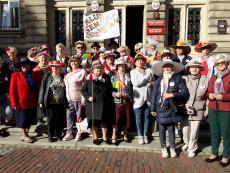 Powiększ zdjęcie: Seniorzy z Ośrodków Wsparcia dla Osób Starszych przed Ratuszem podczas Parady Kapeluszy dnia 6 października 2022 roku.