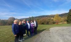 Powiększ zdjęcie: Seniorzy z OWOS na spacerze po Gilowicach