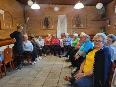 Powiększ zdjęcie: Seniorzy z OWOS na wyjeździe integracyjno-edukacyjnym w Lalikach