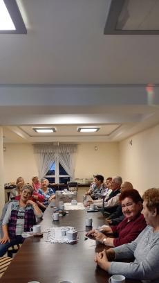 Powiększ zdjęcie: Seniorzy z OWOS podczas zajęć z muzykoterapii - śpiewają piosenki góralskie