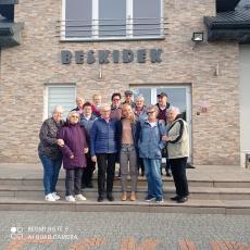 Powiększ zdjęcie: Seniorzy z OWOS przed hotelem Beskidek w Gilowicach