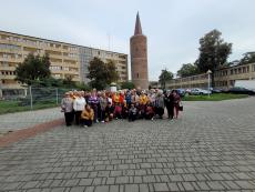 Powiększ zdjęcie: Seniorzy z OWOS przed Wieżą Piastowską w Opolu