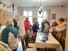 Powiększ zdjęcie: Seniorzy z OWOS w Muzeum biograficznym pisarki Zofii Kossak-Szatkowskiej w Górkach Wielkich