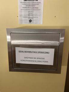 Powiększ zdjęcie: Skrzynka na wnioski oraz korespondencję przekazywaną do Działu Rehabilitacji Społecznej