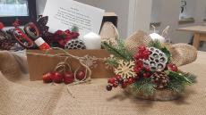 Powiększ zdjęcie: Świąteczny stroik. Box zawiera - plaster drewna, świeczkę, klej, sztuczne ozdoby (gałązki choiny, sztuczne rośliny, jabłka, szyszki, gwiazdki), sznurek i instrukcję do samodzielnego wykonania przez Seniora