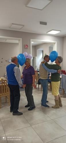 Powiększ zdjęcie: Taniec ze śliwkowym balonem w wykonaniu seniorów z Dziennego Klubu Senior+ przy ulicy Partyzantów