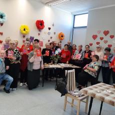 Powiększ zdjęcie: Uczestnicy Klubu Senior+ z ul. Jutrzenki 20 ubrani na czerwono podczas Walentynek