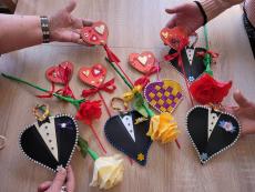 Powiększ zdjęcie: Walentynkowe serca - czerwone z brokatu, na patyku, oraz serduszka ubrane w czarny smoking