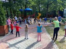 Powiększ zdjęcie: Wyjazd rodzin zastępczych zawodowych i rodzinnych domów dziecka wraz z dziećmi  do Zatoru 2