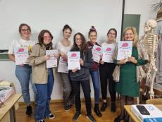 Powiększ zdjęcie: Zdjęcie przedstawia 6 uśmiechniętych nastolatek wraz z nauczycielką, które z dumą prezentują dyplomy