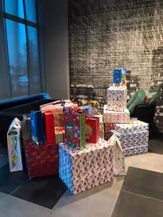 Powiększ zdjęcie: Zdjęcie przedstawia dużo kolorowych paczek przygotowanych przez Fundację Grupa Kęty Dzieciom Podbeskidzia.