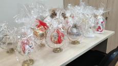 Powiększ zdjęcie: Zdjęcie przedstawia kilka ozdób świątecznych zapakowanych w folię 