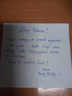 Powiększ zdjęcie: Zdjęcie przedstawia list Świętego Mikołaja do chłopca o imieniu Oskar