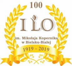 Powiększ zdjęcie: Zdjęcie przedstawia logo I Liceum Ogólnokształcącego im. Kopernika w Bielsku-Białej zawierające dwie złote gałązki laurowe połączone wstęgą i datami od 1919 do 2019