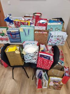 Powiększ zdjęcie: Zdjęcie przedstawia mnóstwo kolorowych paczek otrzymanych od uczniów z I Liceum Ogólnokształcącego w Bielsku-Białej