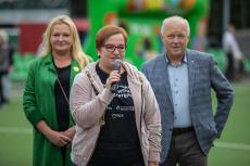 Powiększ zdjęcie: Zdjęcie przedstawia przemawiającą dyrektor Miejskiego Ośrodka Pomocy Społecznej w Bielsku-Białej Panią A. Moroń a w tle prezesa BTS Rekord Pana J. Szymura oraz dyrektor SSA Rekord Panią R. Bauer