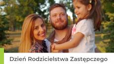 Powiększ zdjęcie: Zdjęcie przedstawia uśmiechniętą kobietę oraz mężczyznę, który trzyma na rękach kilkuletnią dziewczynkę. W tle widać drzewa oraz błękitne niebo.