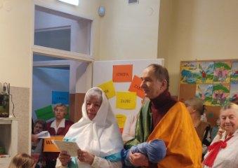 1. Seniorzy z Dziennego Domu Senior+ prezentują Jasełka dzieciom ze Świetlicy