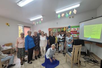 1.	Podopieczni z Domu Dziennego Pobytu przy ul. Sterniczej 8a podczas Dnia Seniora