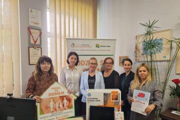 1.	Zdjęcie pokazuje sześć kobiet Przedstawicieli MOPS Bielsko-Biała iFundacji Grupy Kęty Dzieciom Podbeskidzia realizujących wspólny projekt na rzecz rodzicielstwa zastępczego „Podziel się domem”