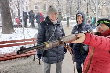 3. Seniorzy podczas zwiedzania Ratusza zapoznają się z obsługą karabinu Mauser