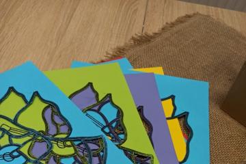 Anioł - papierowy witraż. Box zawiera - papierowy witraż, kolorowy papier, bibuła, klej, nożyczki i instrukcję do samodzielnego wykonania przez Seniora