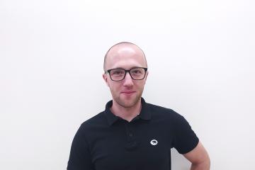 Daniel Leśniak psycholog pracujący w ośrodkach wsparcia dla osób starszych.