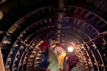 Dwoje dzieci kopie węgiel w sztolni