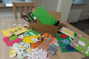 Kartka Wielkanocna. Box zawiera – kolorowe kartki, klej, nożyczki, sznurek, wstążki, gotowe aplikacje (jajka, motyle, zające, kurki), koraliki, klamerki.