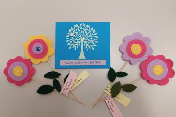 Laurki z okazji Dnia Seniora oraz kwiaty filcowe - upominki od dzieci ze Świetlicy