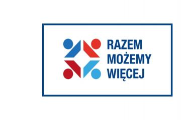 Na białym tle otoczonym granatową ramką widnieje granatowy napis: Razem możemy więcej wraz z logiem – 2 czerwone i 2 niebieskie trapezy oraz 2 niebieskie i 2 czerwone koła
