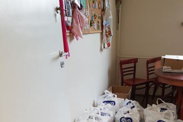 Paczki świąteczne reklamówki wypełnione artykułami spożywczymi.