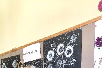 Pani Jadwiga trzyma w ręku własnoręcznie wyhaftowaną pracę przedstawiającą herb Bielska-Białej