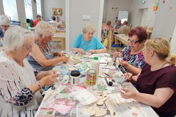 Panie z Dziennego Domu Senior+ wykonują prace techniką decoupage