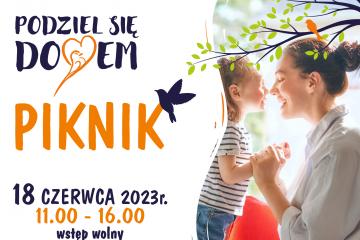 Plakat podaje informacje o pikniku „Podziel się domem, zostań rodziną zastępczą”. Po lewej stronie znajduje się wiadomość o dacie, godzinach trwania oraz miejscu pikniku (18.06.2023 roku od 11.00 do 16.00 na terenie Ośrodka Sportowego Rekord w Bielsku-Białej ul. Startowa 13 – wstęp wolny). Po prawej stronie znajduje się zdjęcie kobiety z dzieckiem. Nad ich głowami widać gałąź drzewa z zielonymi listkami i pomarańczowym ptaszkiem. Motyw ten powtórzony jest także na dole plakatu. U dołu na granatowym tle podano numer telefonu (33 49 60 112) i adres strony internetowej projektu „Podziel się domem” (www.podzielsiedomem.pl). Zamieszczono też logotypy Miasta Bielska-Białej, Fundacji Grupa Kęty Dzieciom Podbeskidzia oraz Miejskiego Ośrodka Pomocy Społecznej w Bielsku-Białej.