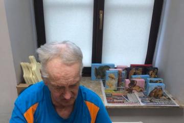 Senior z Dziennego Domu Senior Plus podczas zajęć manualnych wykonuje ikonę techniką decoupage
