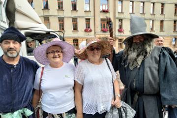 Seniorki w kapeluszach wraz z Seniorami przebranymi w stroje z średniowiecznych czasów podczas Parady Kapeluszy