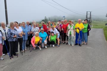 Seniorzy na spacerze nordic walking