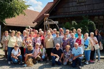 Seniorzy z Klubu Przystań na wycieczce w Chlebowej Chacie