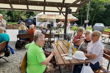 Seniorzy z Klubu Senior+ przy ul. Jesionowej 13 na spotkaniu plenerowym w Wapienicy